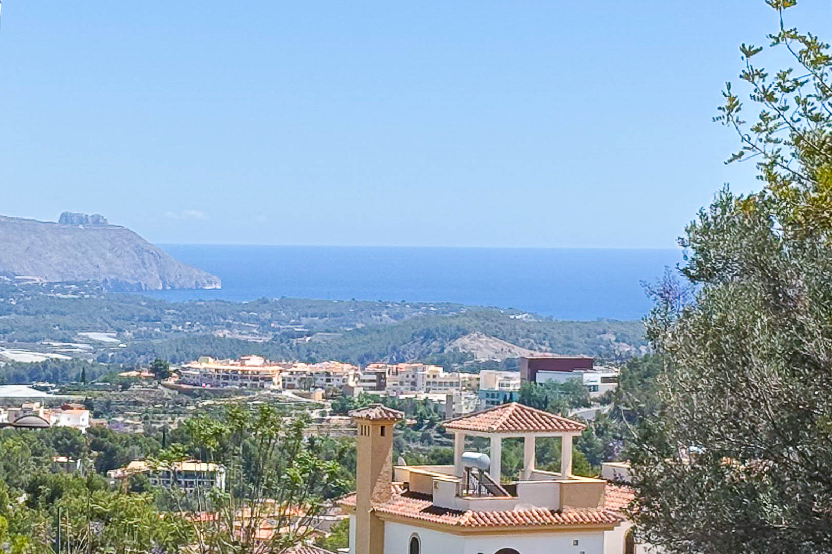 OFF8238POL Urbanisierung moderner Villen im Bau mit freiem Blick auf das Meer und die Berge zum Verkauf in Polop