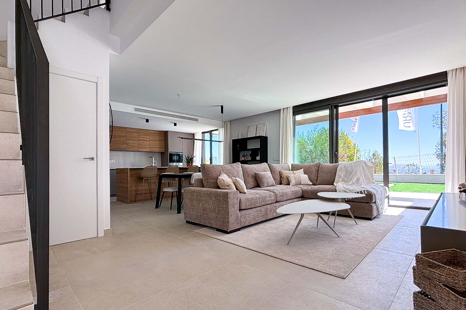 OFF8238POL Urbanisierung moderner Villen im Bau mit freiem Blick auf das Meer und die Berge zum Verkauf in Polop
