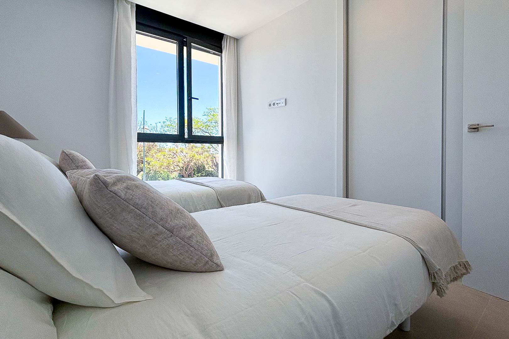 OFF8238POL Urbanisierung moderner Villen im Bau mit freiem Blick auf das Meer und die Berge zum Verkauf in Polop