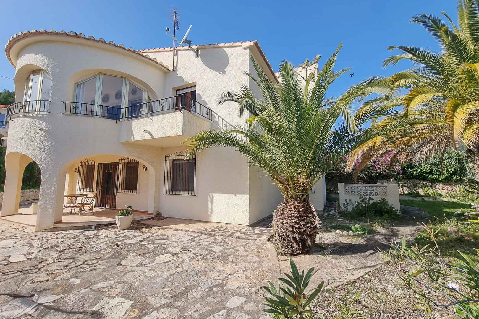 OFF8267CAL Villa con vistas al mar a 200 metros de playa y con proyecto de remodelación previsto, a la venta en Calpe.